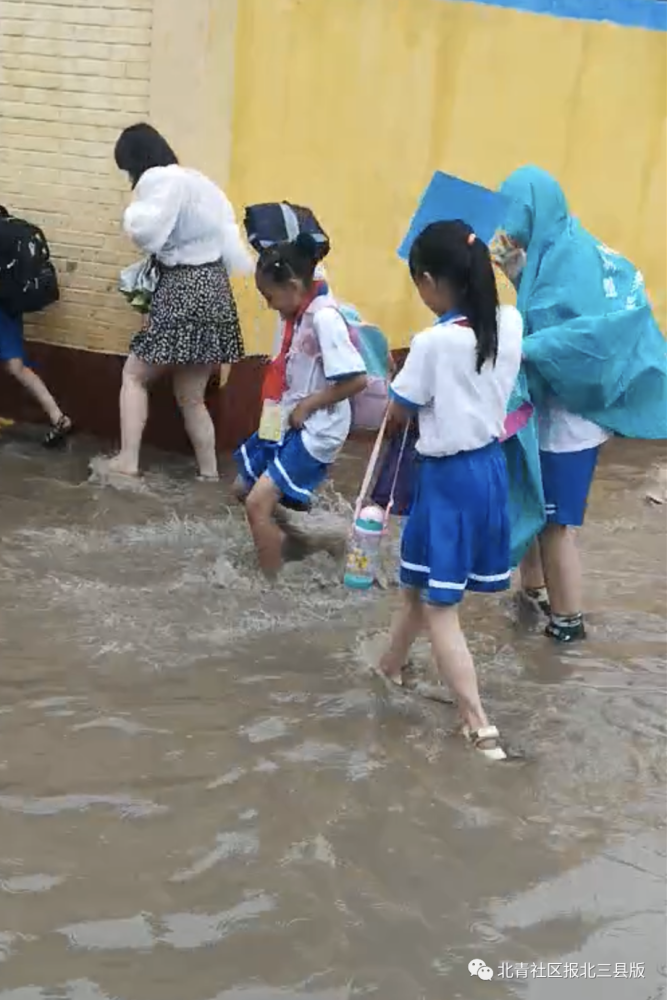 大雨之后,香河这所小学大门成"水塘,学生趟水入校…_腾讯新闻