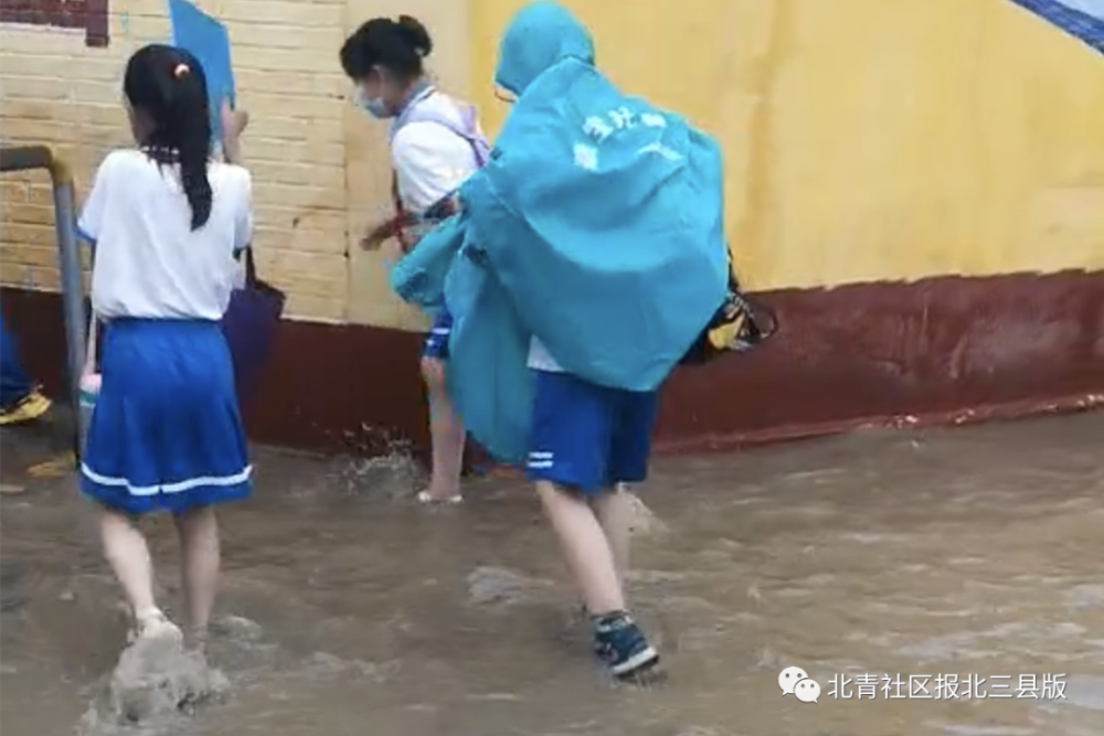 大雨之后,香河这所小学大门成"水塘",学生趟水入校