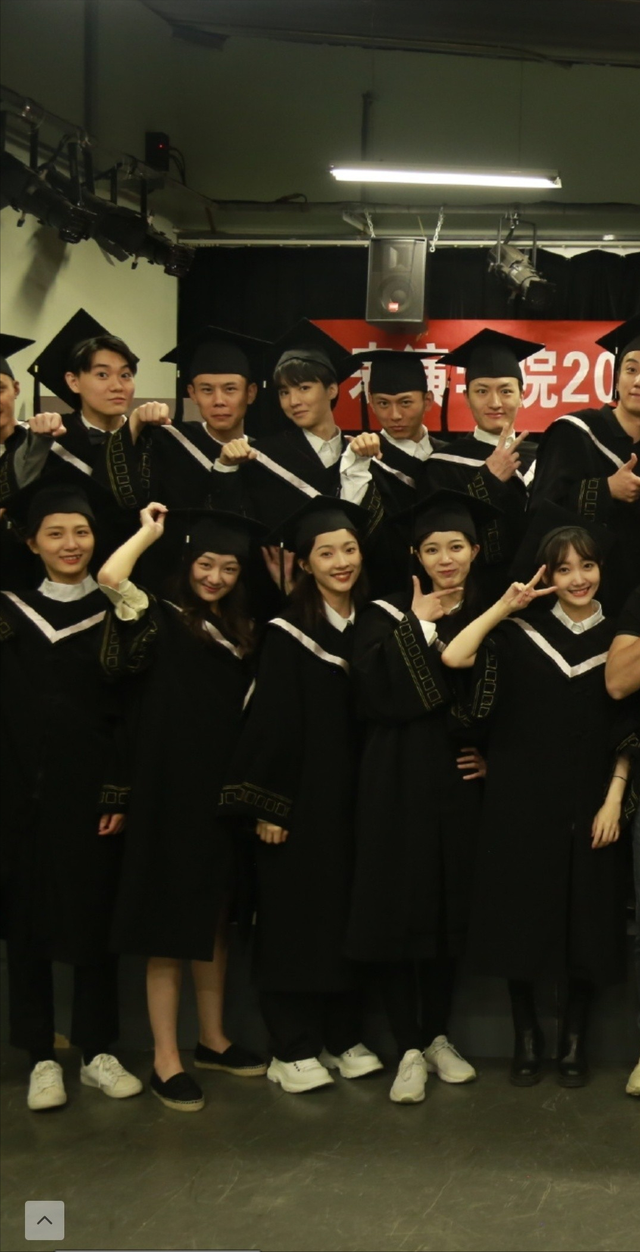 虽然上传的照片画质并不高清但是从照片中可以看到,王俊凯在同班同学