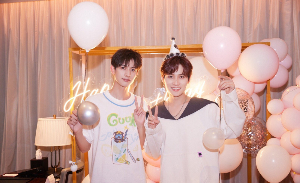 井胧和甘望星才是真的关系好吧井胧的庆生只有甘望星出现了