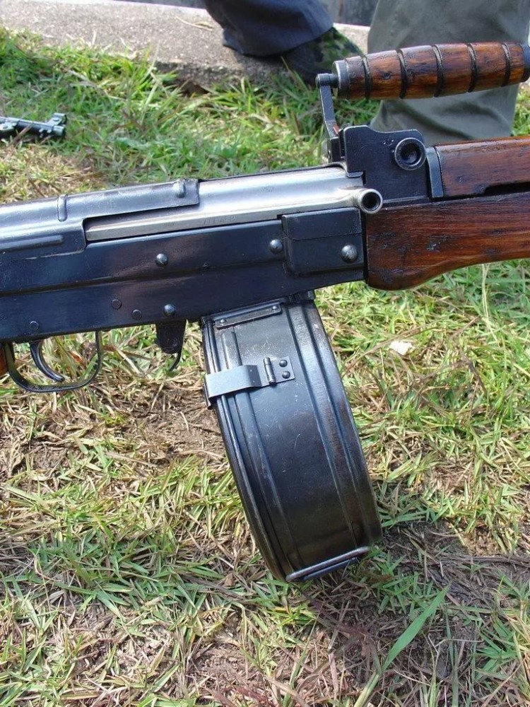 新弹链班用机枪普及装备:95班用机枪是否走了弯路?