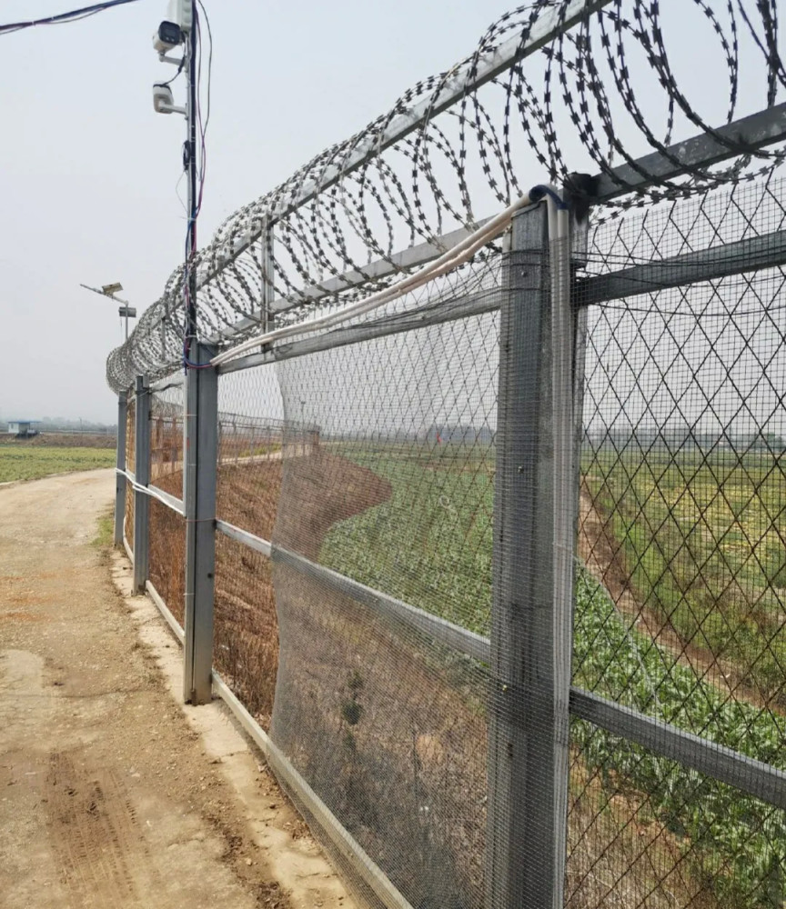 如果发现人员翻越,当场就可以语音告警翻越者:"您已进入中国边境监控