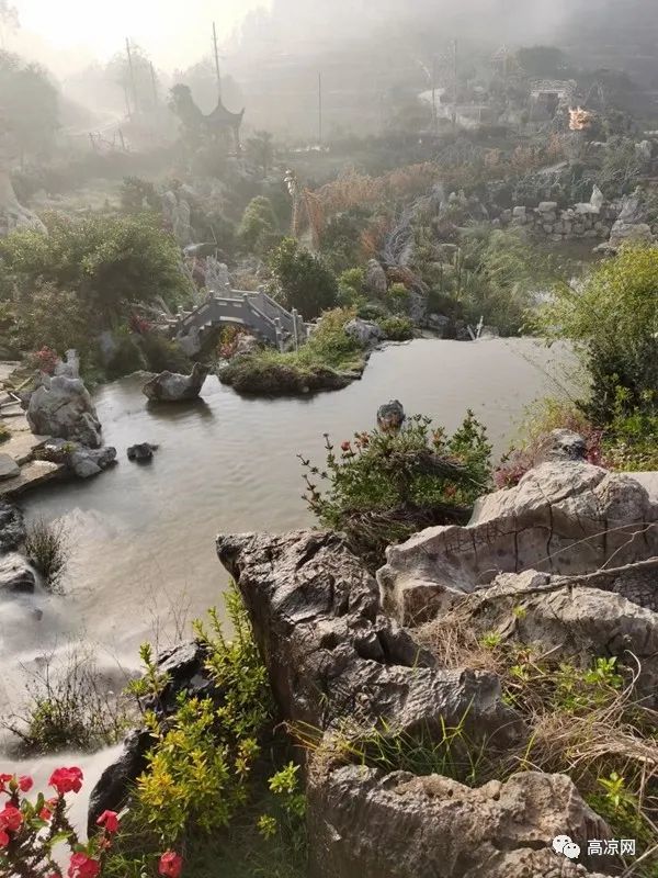 高州一奇石园林景区6万元 征集门口对联的上联,下联:天南独秀凤凰园