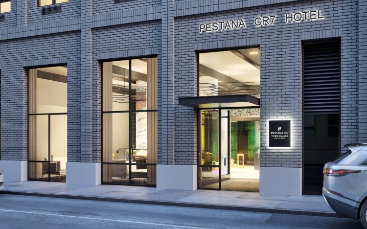 近日,c罗发推宣传在纽约时代广场新开的cr7酒店.由此可见,能