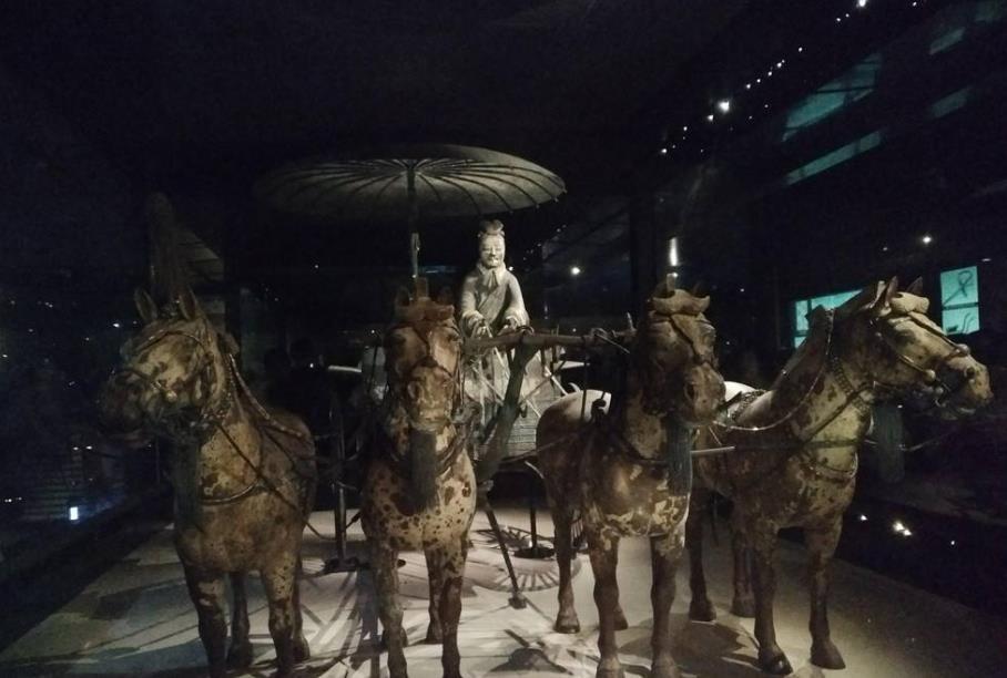 随着一尊兵马俑裂开后 兵马俑是真人做的这一传言 终于天下大白 全网搜