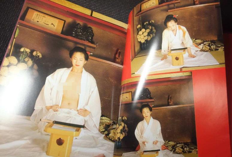 他们切腹自尽时,身旁都会有一个介错人,介错人便是帮他们完成仪式的人