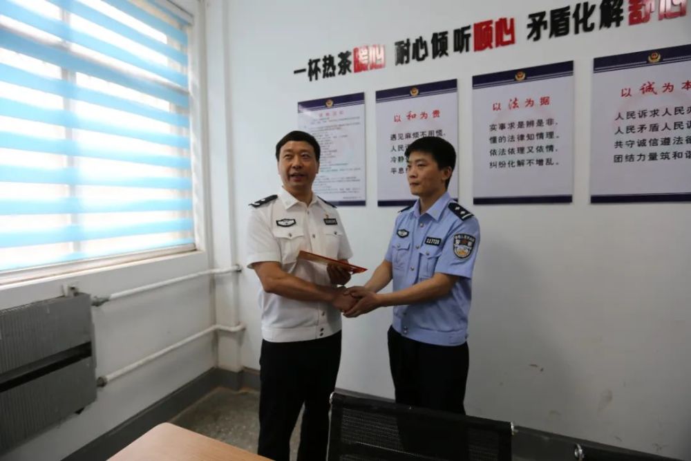 市局党委副书记,常务副局长张武清到洛阳涧西分局上门送奖并调研指导