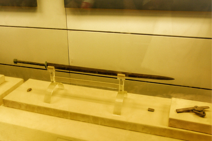 三星堆民间文物有一把三米长的青铜剑专家经研究说违背常识