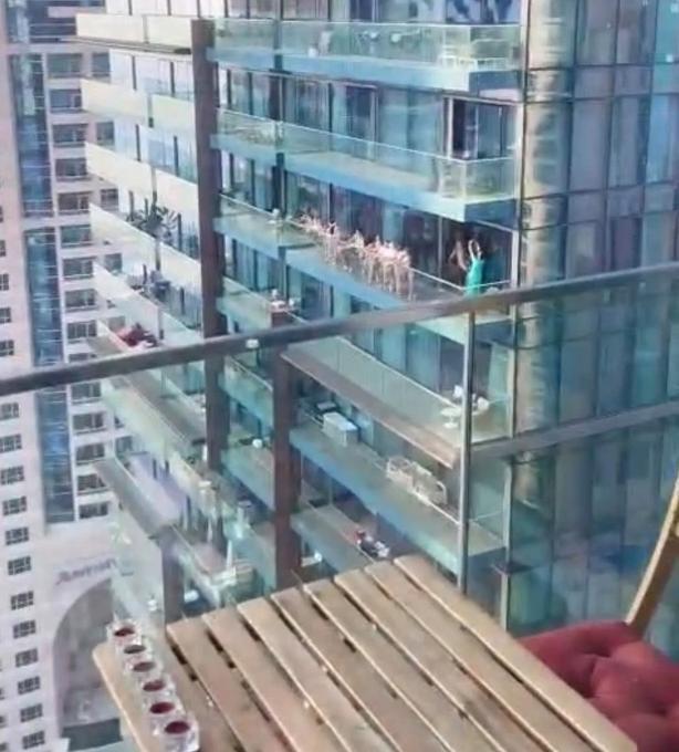 迪拜阳台的年轻女模特们再现身大张旗鼓支持英格兰队