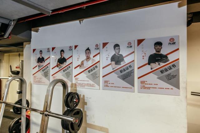 健身房的墙上有一排健身教练的介绍,如果锻炼者有请私教的需求,也可以