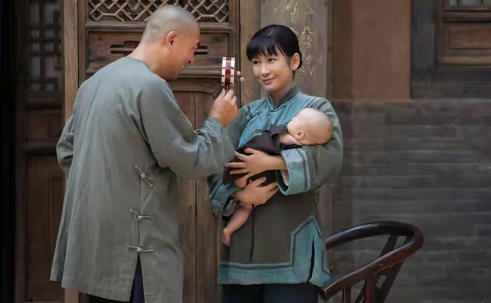 她为白嘉轩一共生育了7个孩子,养大了3个儿子跟1个女儿.