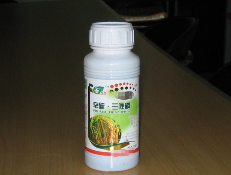 过了两天,王某添看到黄某离开家,从自家杂物间拿了一瓶三唑磷农药便