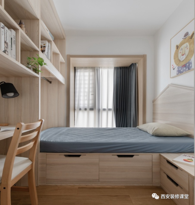 所以可以不做墙裙处理▲如图榻榻米,床头刚好在书桌这边,靠墙做了床头