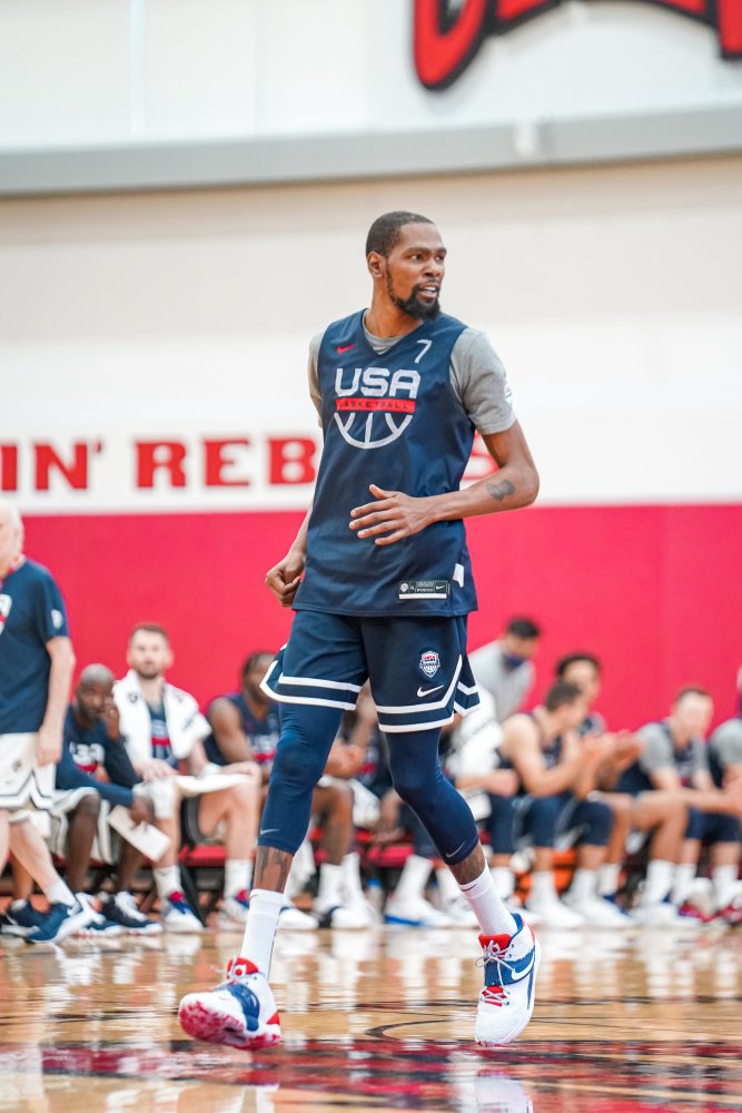 哈登晒近照身旁美女抢镜出席巴黎时装周戴超粗金链白框墨镜亮相