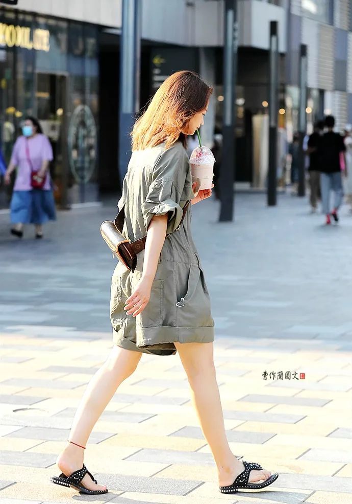 街拍:营造慵懒散淡休闲风的人字拖美女_腾讯新闻