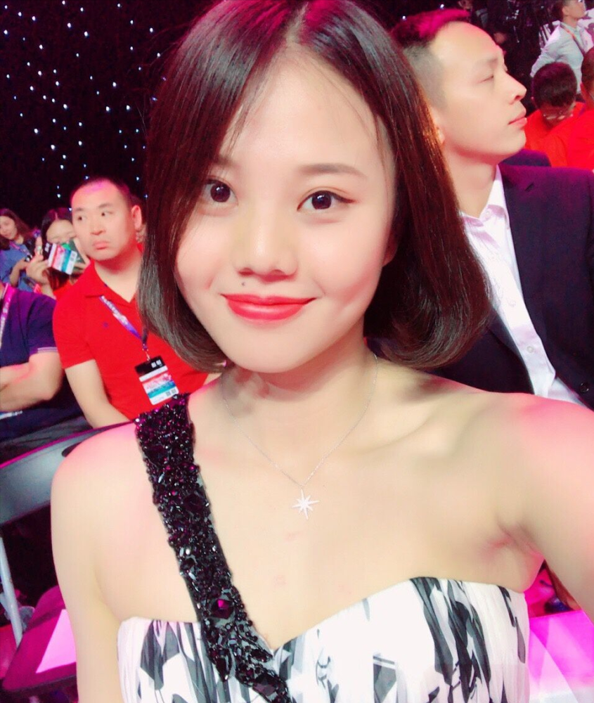 中国女排劳模做客直播回答提问24岁的龚翔宇回应如何从二传改接应