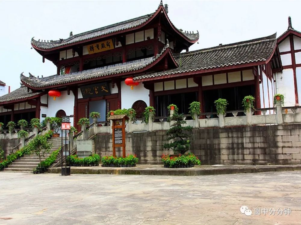 目前,景区内有张飞庙,永安寺,五龙庙,滕王阁,观音寺,巴巴寺,大佛寺