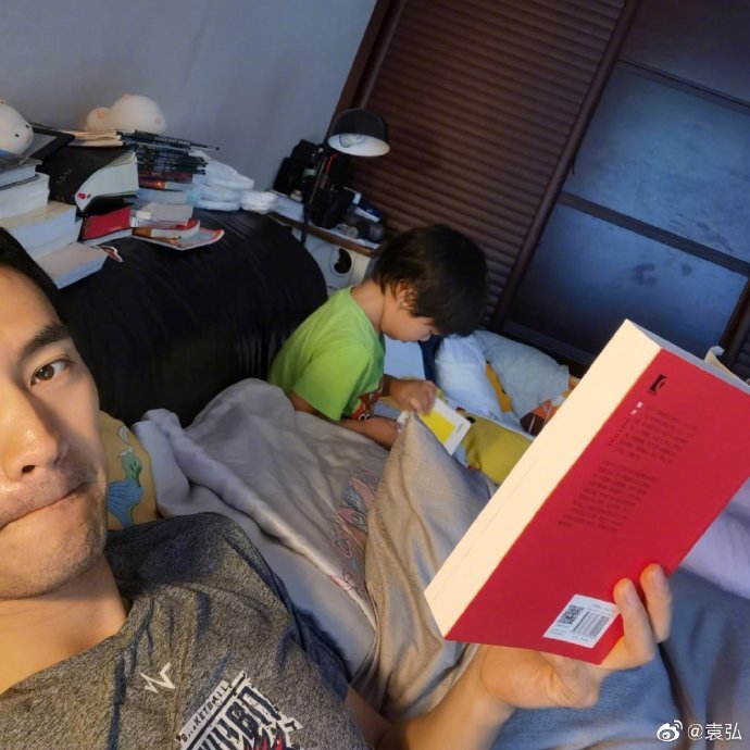张歆艺爆料儿子戴墨镜看书遛弯,四坨惨被吐槽爱臭美,越长越像袁弘
