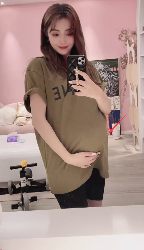 麦迪娜晒8个月孕肚照手捧大肚灵活扭胯豪宅粉色系装修希望生女儿