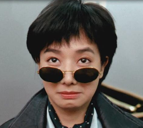 张国荣前女友毛舜筠罕露面头发泛白身形瘦弱皮肤白皙不见皱纹