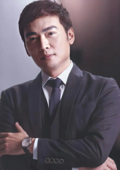 53岁焦恩俊女装造型太惊艳穿粉衣嘟嘴卖萌被网友误认成其女儿