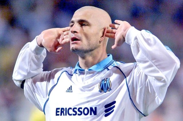 拉瓦内利的招牌庆祝