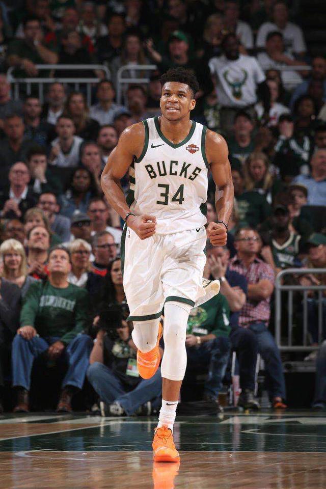 看对比,字母哥这么年轻,如果再加上1冠军,1fmvp感觉,真的要接近,甚至