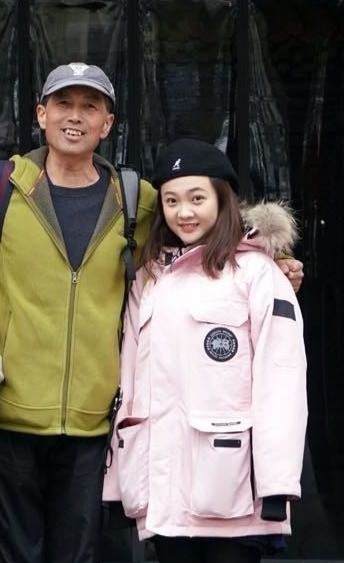 林妙可恋情疑曝光与异性牵手还戴情侣表男方身份曝光令人意外