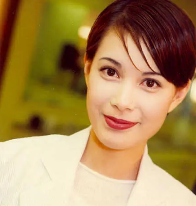 江欣燕晒三代同堂合影与妹妹江希文长相相似曾在戏中演母女