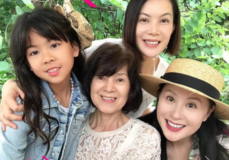 江欣燕晒三代同堂合影与妹妹江希文长相相似曾在戏中演母女