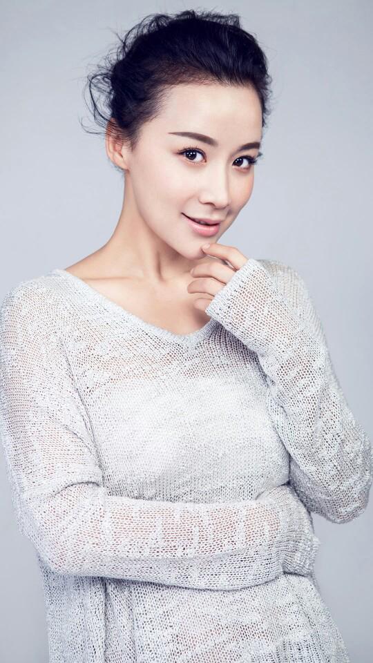 姚芊羽好任性,黑色短t配大牌短裤,腹部纤细身材太赞了