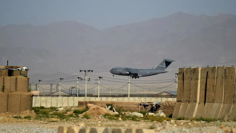 军方人员称,控制阿富汗巴格拉姆空军军事基地近20年之久的美军部队,在