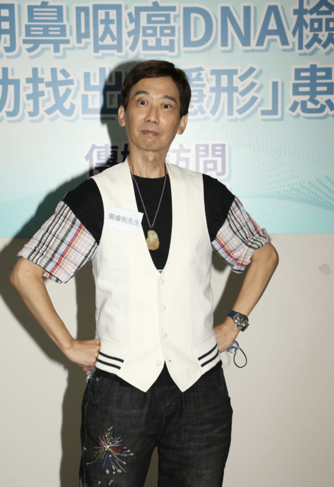 张达明57岁生日与家人庆祝,女儿送画作礼物,癌症治愈后深居简出