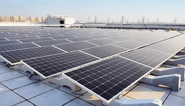 与其他屋顶光伏电站不同,该项目创新应用阳光新能源iblock平屋顶