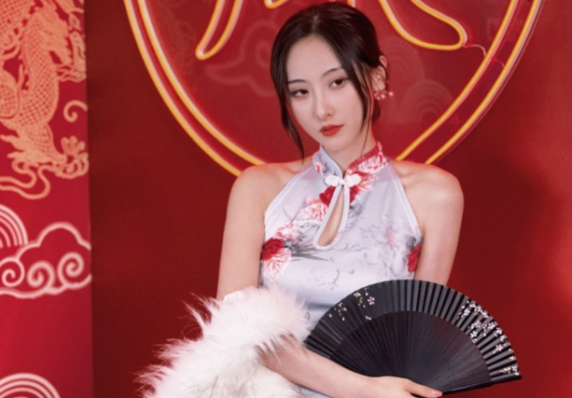 lpl解说圈掀起旗袍风rita保守出装骆歆丸子头造型太顶了