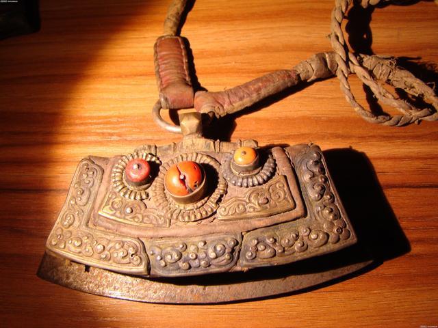 老太翻出祖传"烧火棍",专家看后忙问:敢问您祖上是何人?