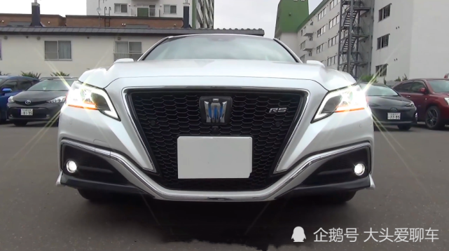 2021款丰田皇冠终于来了新车比宝马5系帅气10倍23万要啥奔驰e级