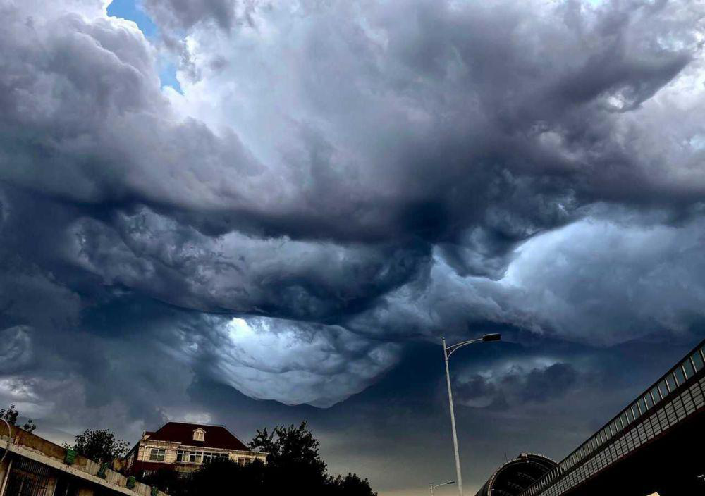 天津上浮现"怪异云团",路人停下脚步围观,城区上空被乌云笼罩