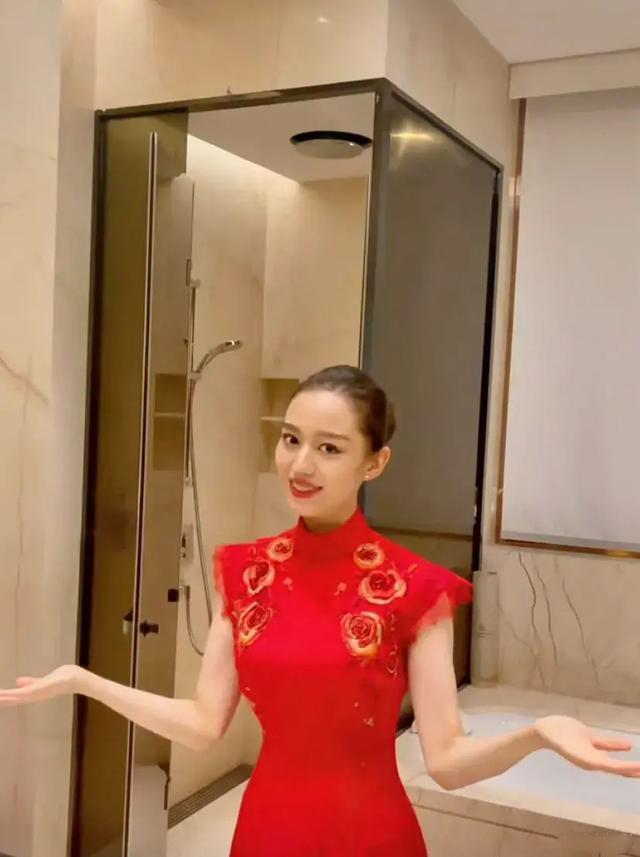 郎朗妻子吉娜生娃后亮相,穿旗袍尽显优雅端庄,蛮腰依旧盈盈一握