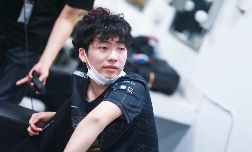 "cryin难逃替补厄运?"果子哥立功后,rng反手就把中单换了_腾讯新闻