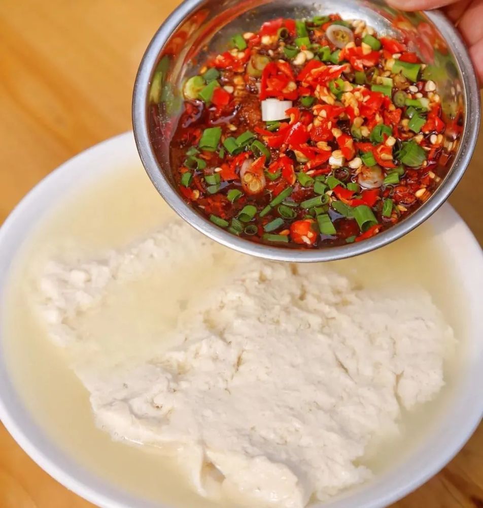 那一碗洁白细腻的豆花,和一碟鲜香麻辣的蘸水,就是这一份简单的豆花