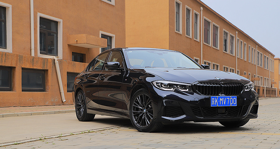 鹏哥聊车恰到好处的分寸试驾宝马330im运动曜夜套装