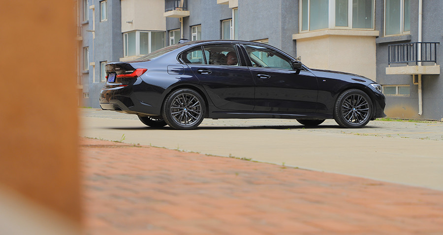 鹏哥聊车恰到好处的分寸试驾宝马330im运动曜夜套装