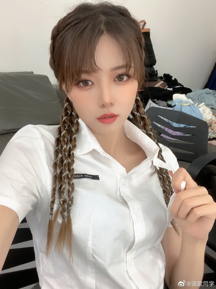 lpl主持人骆歆晒制服诱惑引网友热议针布搓