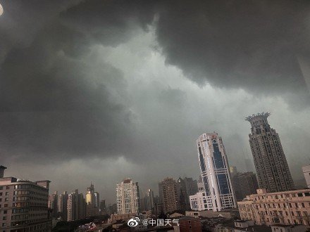 雷暴云团正在影响上海!白昼瞬间变黑夜