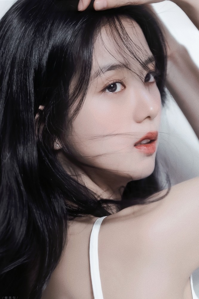 金智秀公式照曝光,仅穿白色吊带都能美到失语,不愧是"颜值山脉"_腾讯