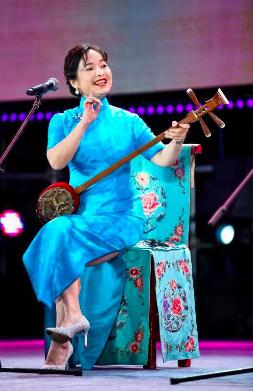 上海评弹团团长,国家一级演员高博文介绍说:"评弹也是很少会到东北来