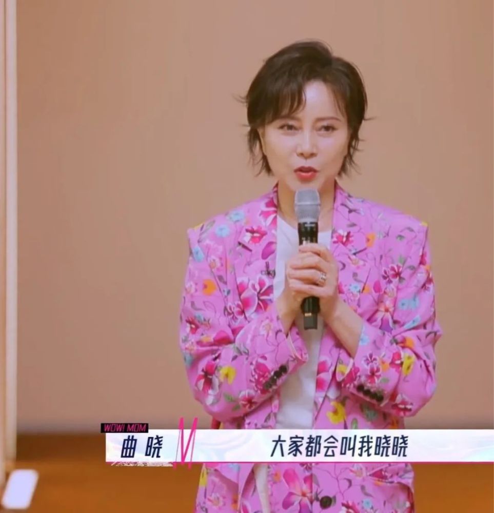 而婚后,宋妍霏的妈妈曲晓专注于家庭,不再从事舞蹈事业,但在《妈妈,你