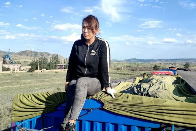 是一位开半挂车跑运输的女司机,河北省张家口市阳原县人