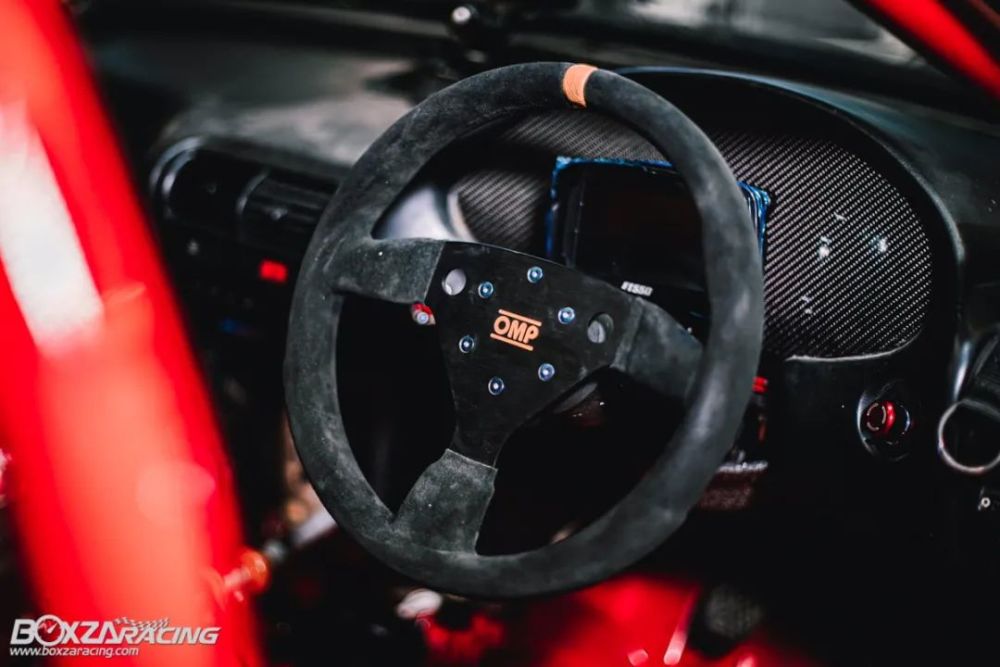 图:来自omp的方向盘,十分简洁,没有多余的按钮和功能.